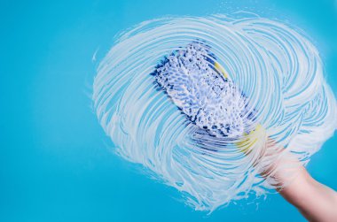 El bir pencere veya cam temizlik