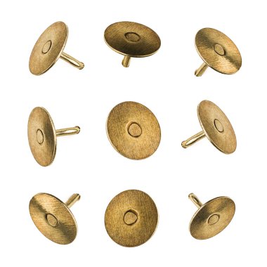 Beyaz arka plan üzerinde izole metal pushpins closeup kümesi