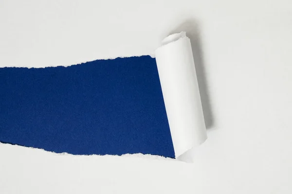 Heen en weer geslingerd blanco papier met kopie ruimte voor tekst of bericht — Stockfoto