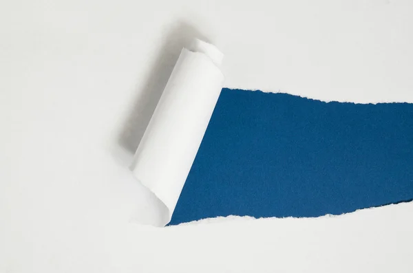 Heen en weer geslingerd blanco papier met kopie ruimte voor tekst of bericht — Stockfoto