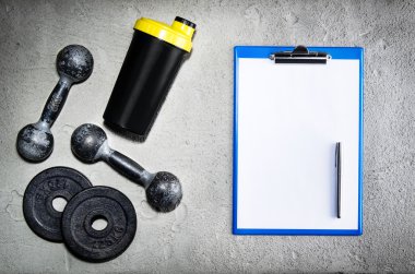 Fitness veya vücut geliştirme arka plan. Eski demir halter salonunda beton zemin üzerinde. Yukarıdan çekilmiş, en iyi görünümü fotoğraf