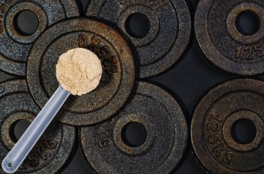 Siyah arka plan üzerine peynir altı suyu protein Kepçe. Üstten Görünüm