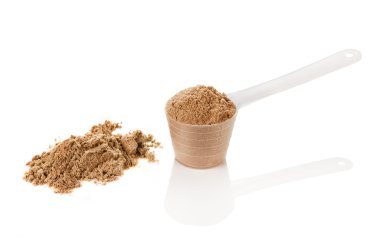 Beyaz arka plan üzerinde izole whey protein Kepçe. Çikolata flawour