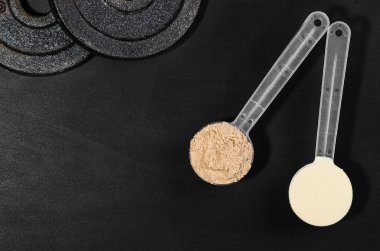 Siyah arka plan üzerine peynir altı suyu protein Kepçe. Üstten Görünüm