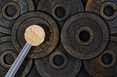 Siyah arka plan üzerine peynir altı suyu protein Kepçe. Üstten Görünüm