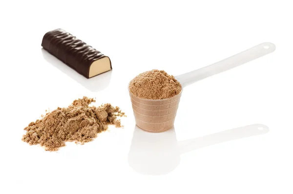Una cucharada de proteína de suero aislada sobre fondo blanco. Falla de chocolate — Foto de Stock