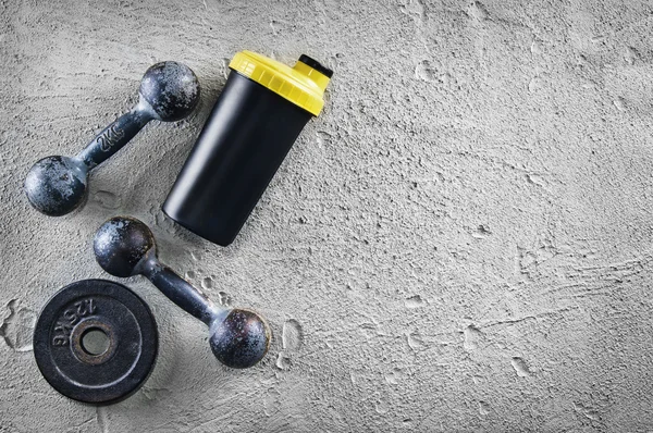 Fitness veya vücut geliştirme arka plan. Eski demir halter salonunda beton zemin üzerinde. Yukarıdan çekilmiş, en iyi görünümü fotoğraf