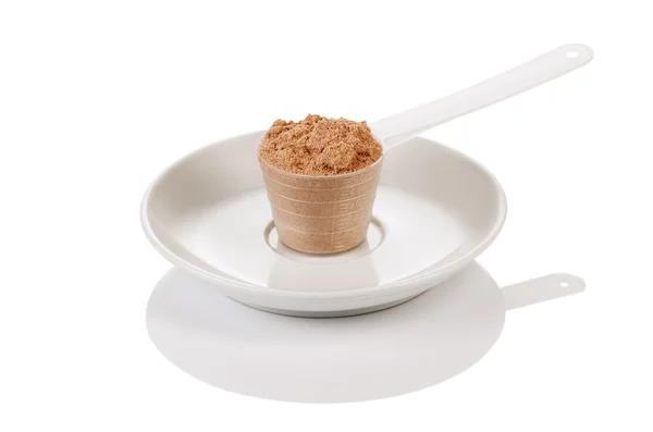 Una cucharada de proteína de suero aislada sobre fondo blanco. Falla de chocolate — Foto de Stock