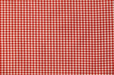 Kırmızı ve beyaz kareli masa örtüsü