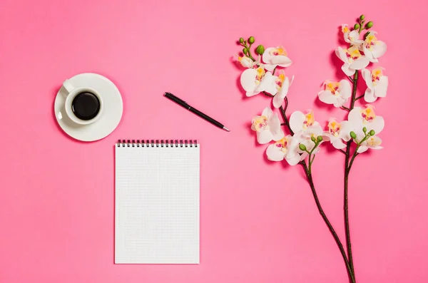 Flat lag de foto's voor een creatieve freelancer vrouw werkruimte Bureau met kopie ruimte achtergrond. — Stockfoto