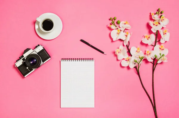 Flat lay foto di una donna freelancer creativo scrivania spazio di lavoro con lo sfondo spazio copia . — Foto Stock