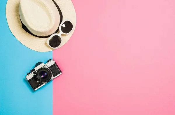 Flat lay foto di una donna freelancer creativo scrivania spazio di lavoro con lo sfondo spazio copia . — Foto Stock