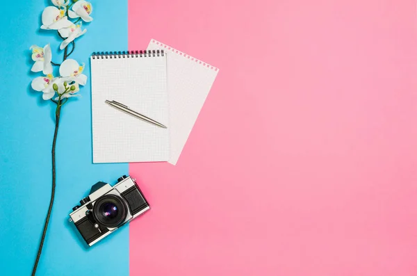 Flat lag de foto's voor een creatieve freelancer vrouw werkruimte Bureau met kopie ruimte achtergrond. — Stockfoto