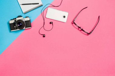 Düz fotoğraf yaratıcı bir freelancer kadın çalışma alanı Resepsiyon ile kopya alan arka plan yattı.