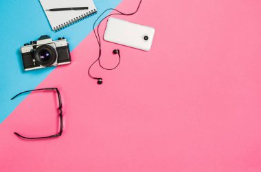 Düz fotoğraf yaratıcı bir freelancer kadın çalışma alanı Resepsiyon ile kopya alan arka plan yattı.