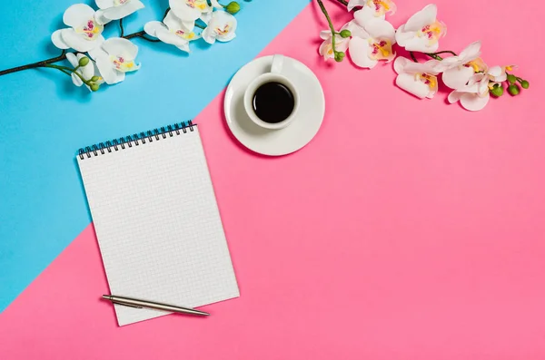 Flat lag de foto's voor een creatieve freelancer vrouw werkruimte Bureau met kopie ruimte achtergrond. — Stockfoto