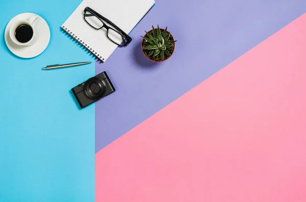 Flat lay foto di una donna freelancer creativo scrivania spazio di lavoro con lo sfondo spazio copia . — Foto Stock