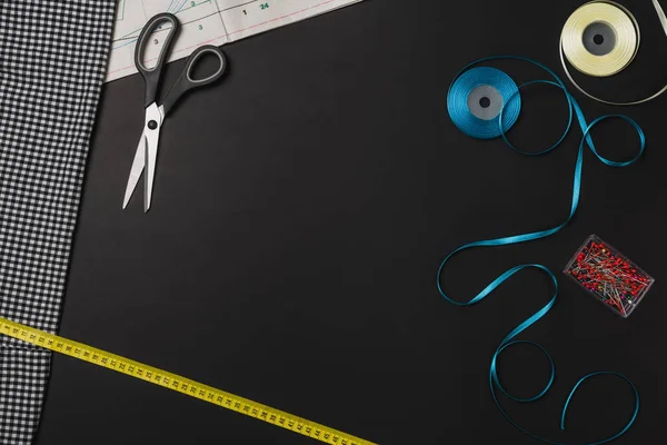 Фон с инструментами для шитья и вязания на черной доске — стоковое фото