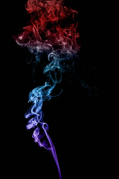 Bunter Rauch isoliert auf schwarzem Hintergrund — Stockfoto