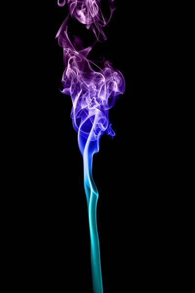 Fumaça colorida isolada em um fundo preto — Fotografia de Stock