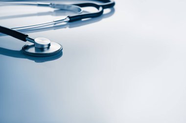 Tıbbi kavramı görüntü. Stetoskop kopya alanı ile mavi arka plan üzerinde