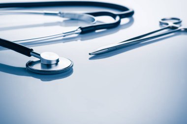 Tıbbi kavramı görüntü. Stetoskop kopya alanı ile mavi arka plan üzerinde