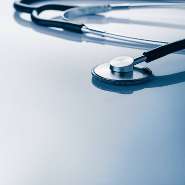 Tıbbi kavramı görüntü. Stetoskop kopya alanı ile mavi arka plan üzerinde