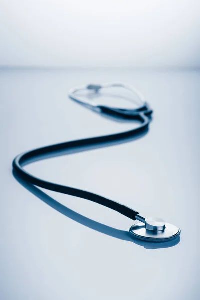 Tıbbi kavramı görüntü. Stetoskop kopya alanı ile mavi arka plan üzerinde — Stok fotoğraf