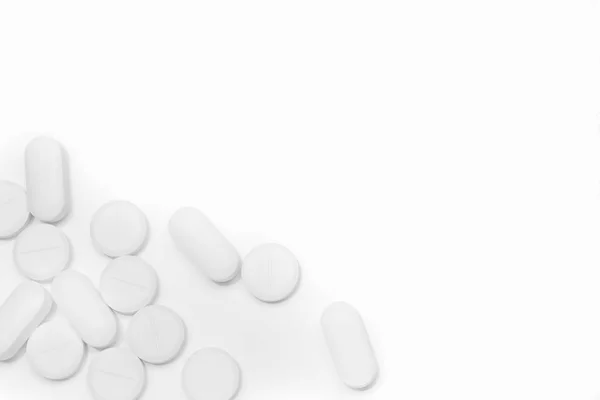 Conceito médico ou tema com pílulas fundo branco. Vista superior — Fotografia de Stock
