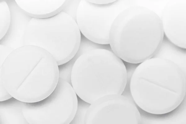 Orvosi koncepció vagy téma tabletták fehér háttérrel. Szemközti nézet — Stock Fotó