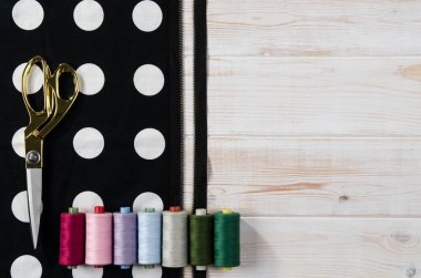 Dikiş ve örgü araçları ile arka plan. Üstten Görünüm