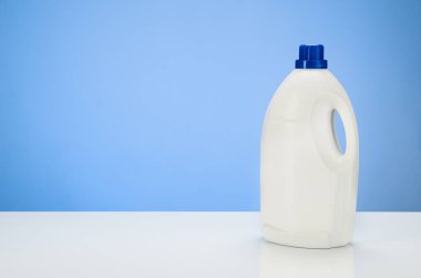 Temizlik ya da Çamaşırhane ürün kavramı mavi degrade arka plan aksesuarı ile