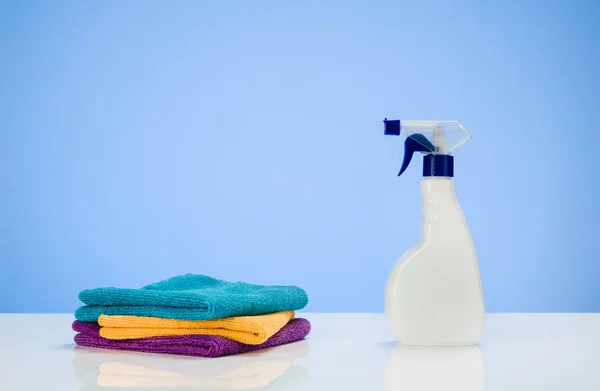 Fundo conceito de produto de limpeza com acessórios — Fotografia de Stock