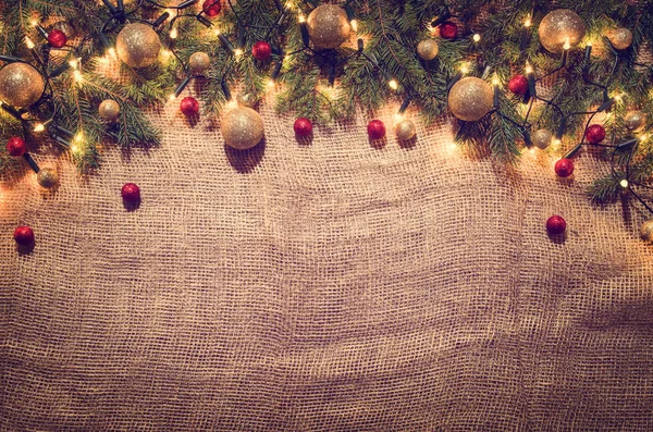 Kerst verlichting decoratie achtergrond over linnen doek. Bovenaanzicht — Stockfoto