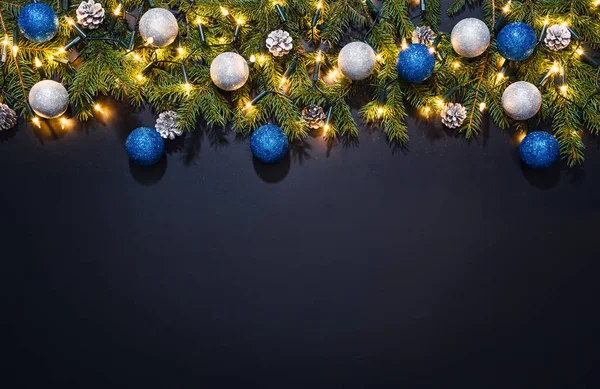 Kerstmis decoratie achtergrond over zwarte schoolbord — Stockfoto