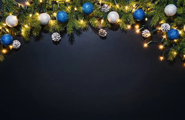 Kerstmis decoratie achtergrond over zwarte schoolbord — Stockfoto