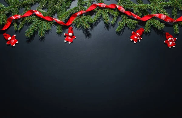 Noel dekorasyon arka plan siyah kara tahta üzerinde — Stok fotoğraf