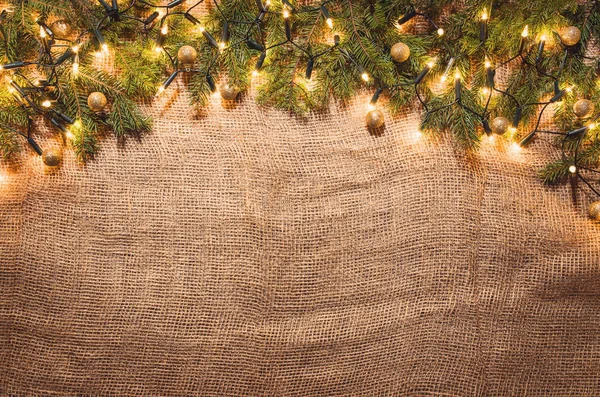 Weihnachtsbeleuchtung Dekoration Hintergrund über Leinentuch. Ansicht von oben — Stockfoto