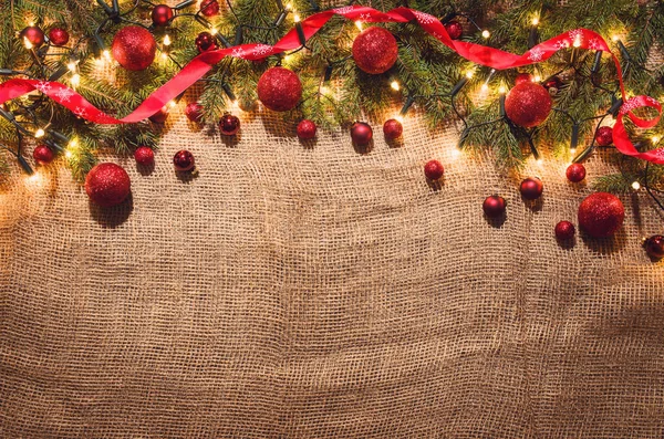 Kerst verlichting decoratie achtergrond over linnen doek. Bovenaanzicht — Stockfoto