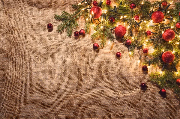 Kerst verlichting decoratie achtergrond over linnen doek. Bovenaanzicht — Stockfoto