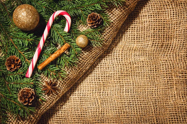 Kerstmis decoratie achtergrond over linnen doek. — Stockfoto