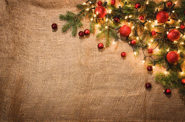 Рождественские огни украшения фона на льняной ткани. Вид сверху — стоковое фото