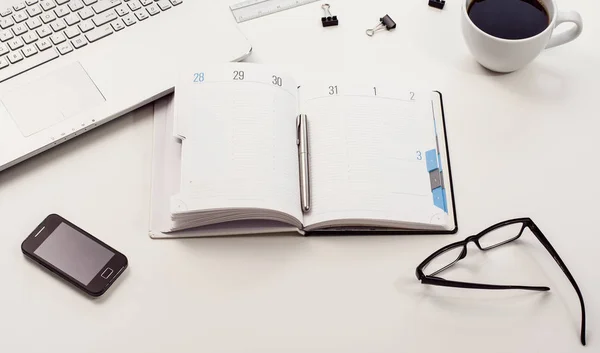 Vita skrivbord eller arbetsytan ovanifrån med kopia utrymme — Stockfoto