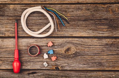 Elektrik İnşaat ekipmanları ve ahşap masa üstü araçları görüntülemek