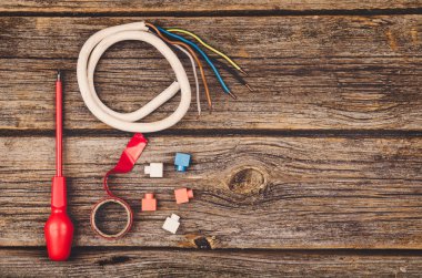 Elektrik İnşaat ekipmanları ve ahşap masa üstü araçları görüntülemek