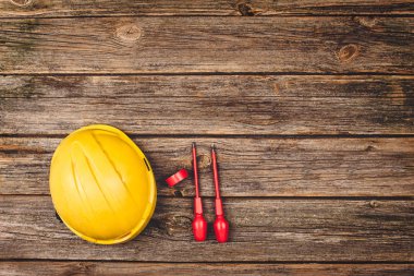Elektrik İnşaat ekipmanları ve ahşap masa üstü araçları görüntülemek