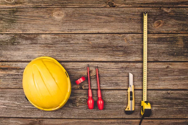 İnşaat ekipmanları ve ahşap masa üstü araçları görüntülemek