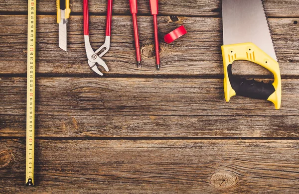 Equipamento de construção e ferramentas na mesa de madeira vista superior — Fotografia de Stock