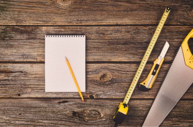 İnşaat ekipman ve araçlar arka plan. Üstten Görünüm ahşap tablo