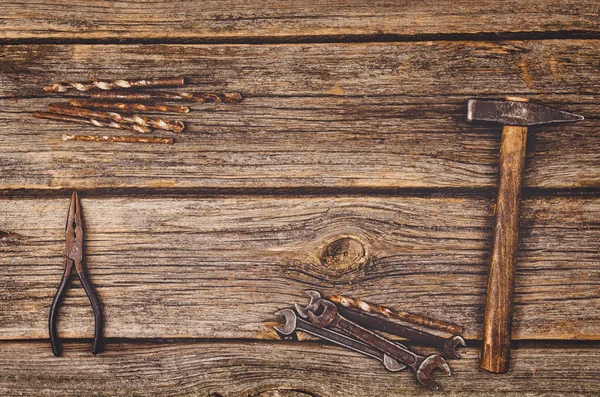 Budowlane narzędzia i sprzęt tło. Drewniany stół z widoku z góry — Zdjęcie stockowe